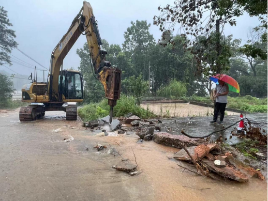 湖南交建S330淦田至古岳峰公路二期工程项目经理部积极参与抗洪救灾工作